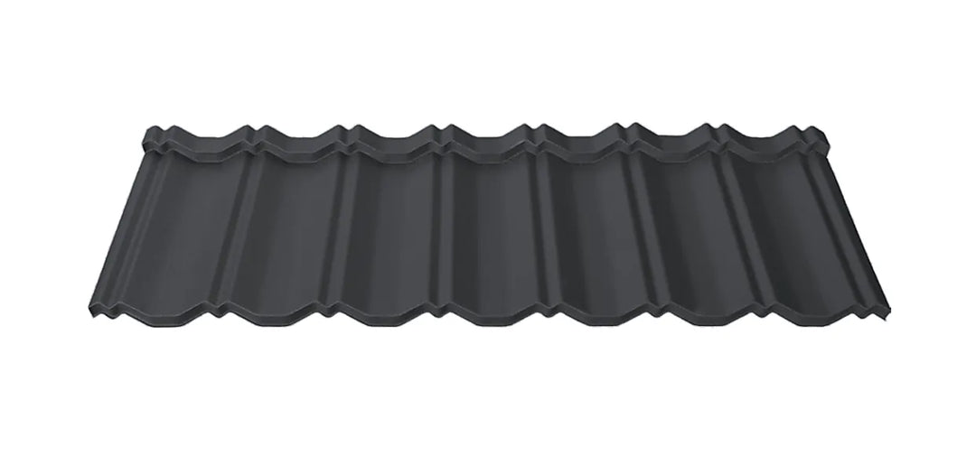 Maloformátová plechová krytina Metrotile Ln Klasik - čierna hlboká (1 ks) od spoločnosti Metrotile CE, s.r.o. má zvlnený dizajn dlaždíc, je ideálna na šikmé strechy a poskytuje spoľahlivú ochranu proti korózii.