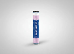 Valcová rolka Hydroizolačnej fólie Katepal LiteBase 500 od spoločnosti KATEPAL Oy s modro-ružovým štítkom s rozmermi 1 x 25 m stojí vzpriamene na svetlosivom pozadí. Ideálne ako podklad pod asfaltový šindeľ.