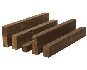 Niekoľko obdĺžnikových drevených trámov rôznych dĺžok je usporiadaných rovnobežne vedľa seba na bielom pozadí.