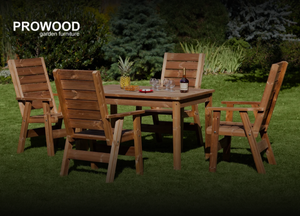 Štyri drevené záhradné stoličky a vhodný stôl s nápojmi, pohármi a ananásom na trávniku obklopenom zeleňou. Logo záhradného nábytku PROWOOD je v ľavom hornom rohu.