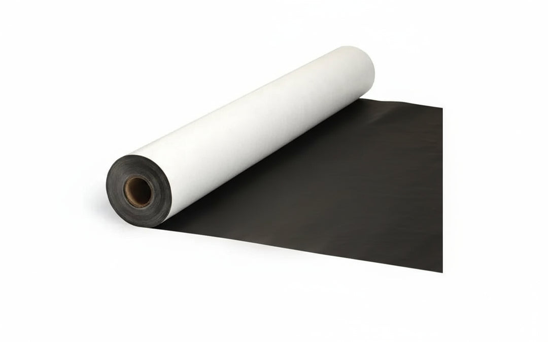 Rolka fólie DuPont Čierna fasádna fólia TYVEK UV Facade - prevetrávaná fasáda je čiastočne rozvinutá na bielej ploche, pričom zvyšok fólie je pevne navinutý okolo kartónového jadra.