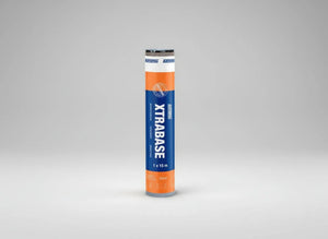 Valcovitá rolka hydroizolačného lepidla Katepal XtraBase od spoločnosti KATEPAL Oy stojí vzpriamene na hladkom, svetlosivom pozadí s oranžovým a modrým obalom, ktorý zdôrazňuje jej použitie ako hydroizolačného lepidla a podkladu pod asfaltový šindeľ.