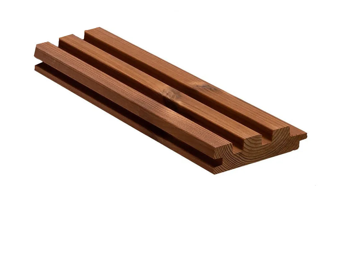Drevený obklad Luna Trio 26 × 92 mm ThermoWood® od spoločnosti Oy Lunawood Ltd je obdĺžniková drevená doska s tromi rovnobežnými drážkami na hornej ploche, zobrazená na bielom pozadí.