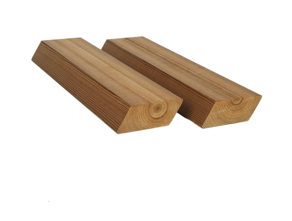 Dva kusy Drevený obklad kosoštvorec SSS 26x68 mm ThermoWood® od spoločnosti Oy Lunawood Ltd s viditeľnou kresbou dreva a hladkým trojuholníkovým prierezom sú umiestnené vedľa seba na bielom podklade pre moderné použitie v exteriéri.